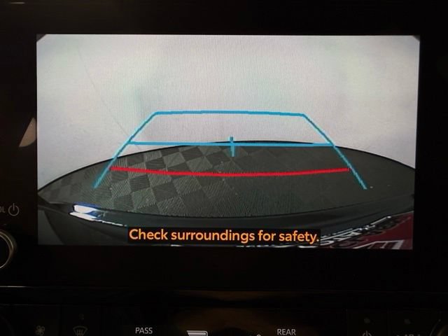 Used 2025 Toyota Highlander LE FWD image 27