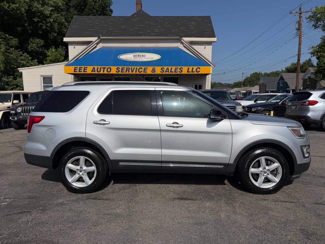 Used 2016 Ford Explorer XLT w/ Equipment Group 202A AWD/4WD image 1