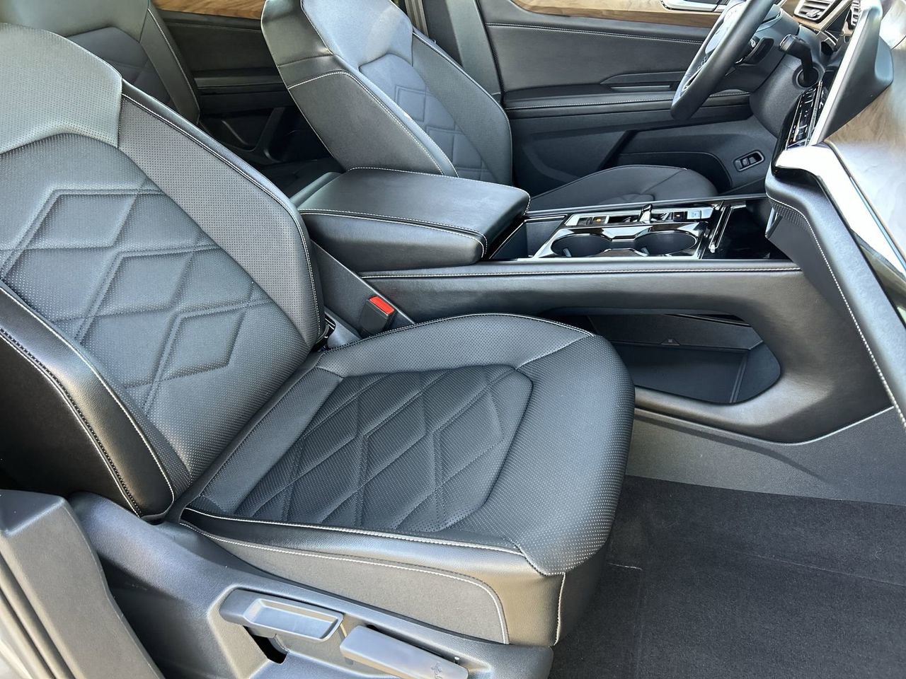 Used 2024 Volkswagen Atlas SE AWD/4WD image 8