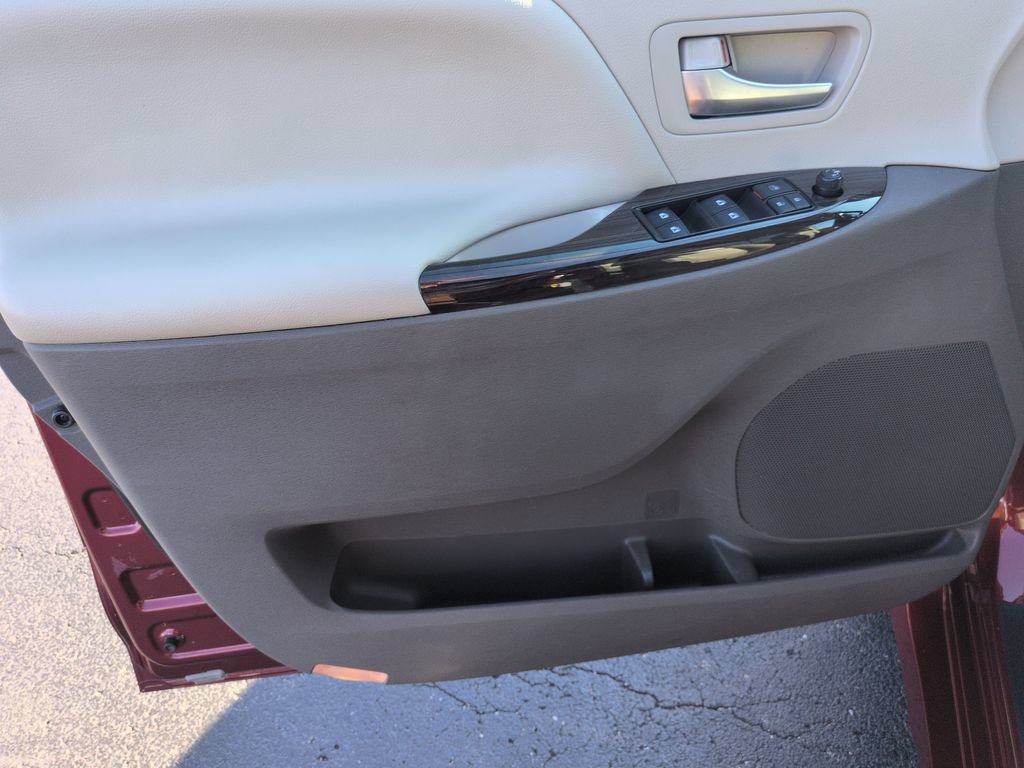 Used 2018 Toyota Sienna XLE w/ XLE Navigation Package AWD/4WD image 10