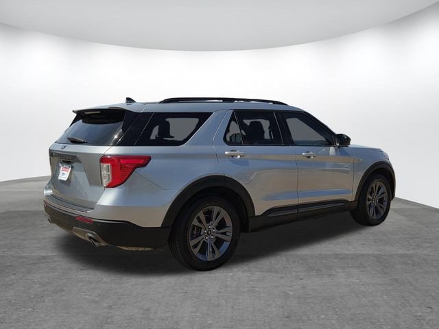Used 2022 Ford Explorer XLT w/ Equipment Group 202A image 4