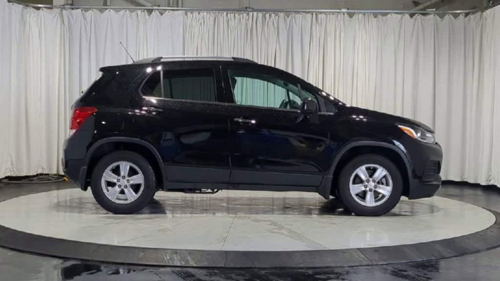 Used 2020 Chevrolet Trax LT w/ LT Convenience Package image 11