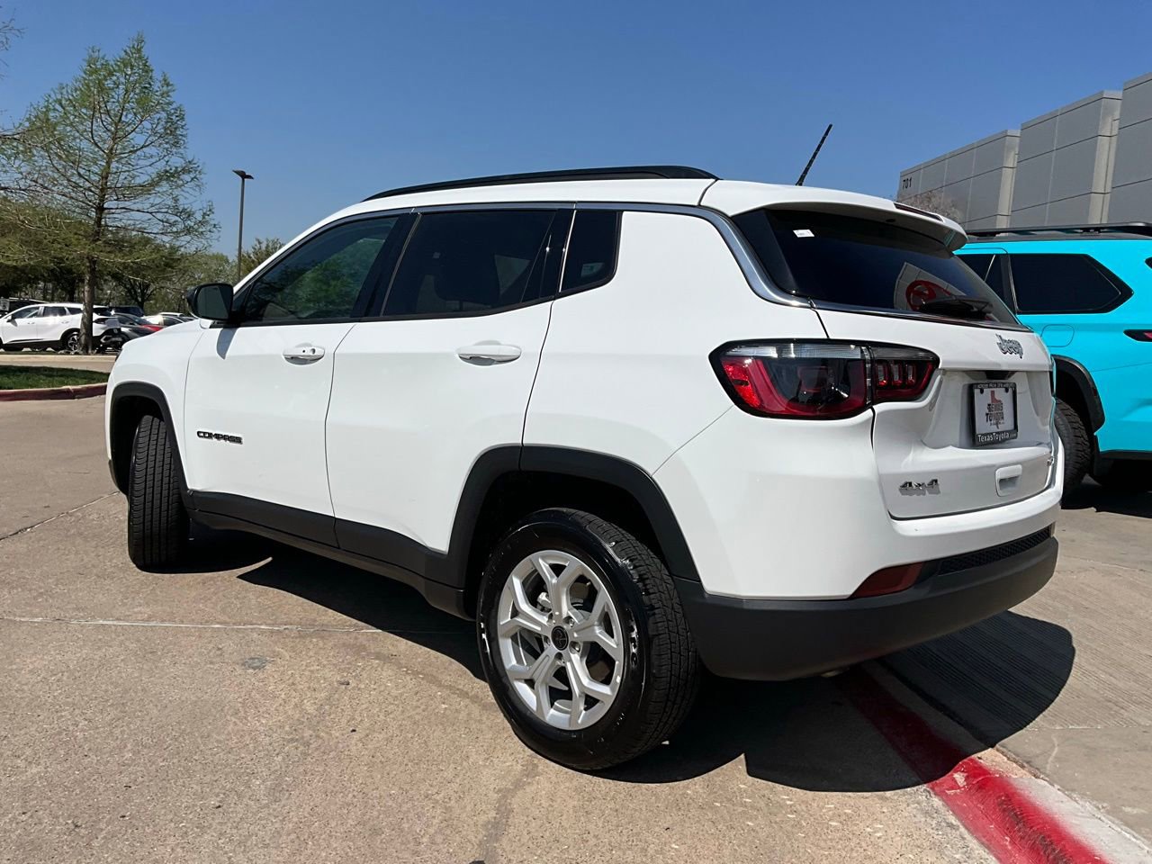 Used 2025 Jeep Compass Latitude image 8