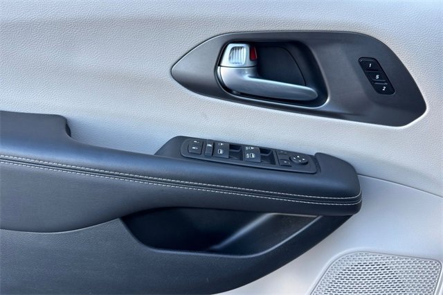 Used 2024 Chrysler Pacifica Touring-L image 11