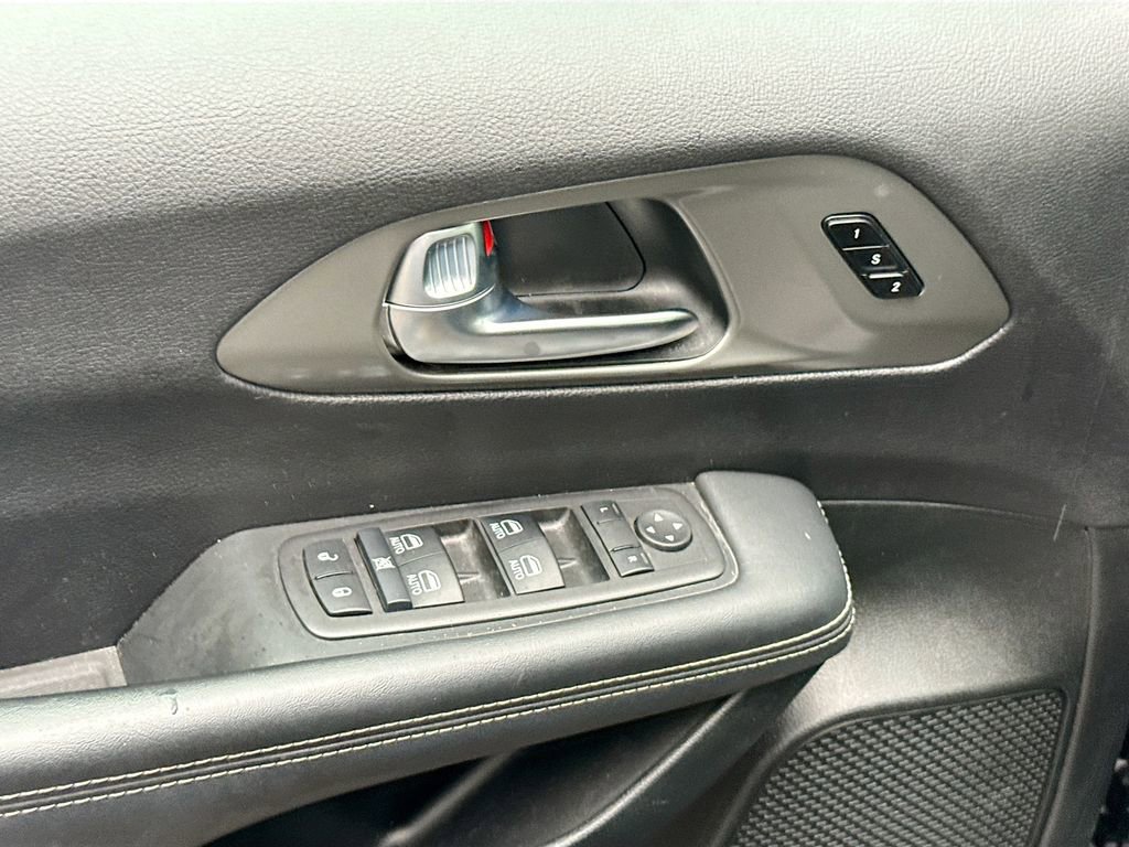Used 2025 Chrysler Pacifica Select image 19