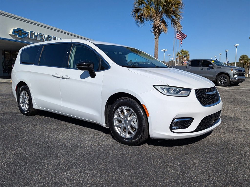 Used 2024 Chrysler Pacifica Touring-L image 2