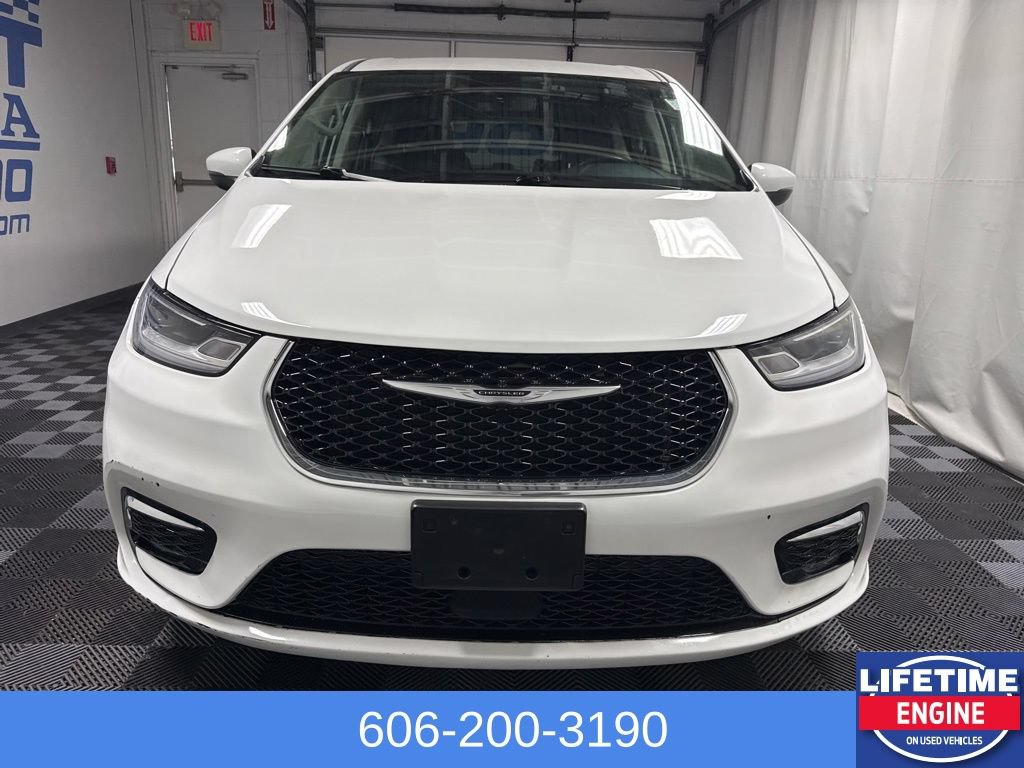 Used 2023 Chrysler Pacifica Touring-L FWD image 3