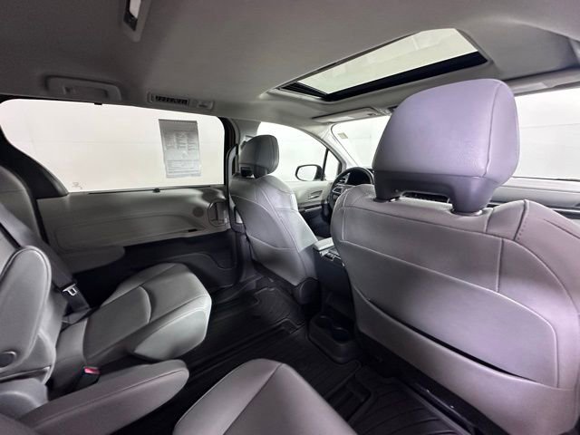 Used 2021 Toyota Sienna XLE image 13