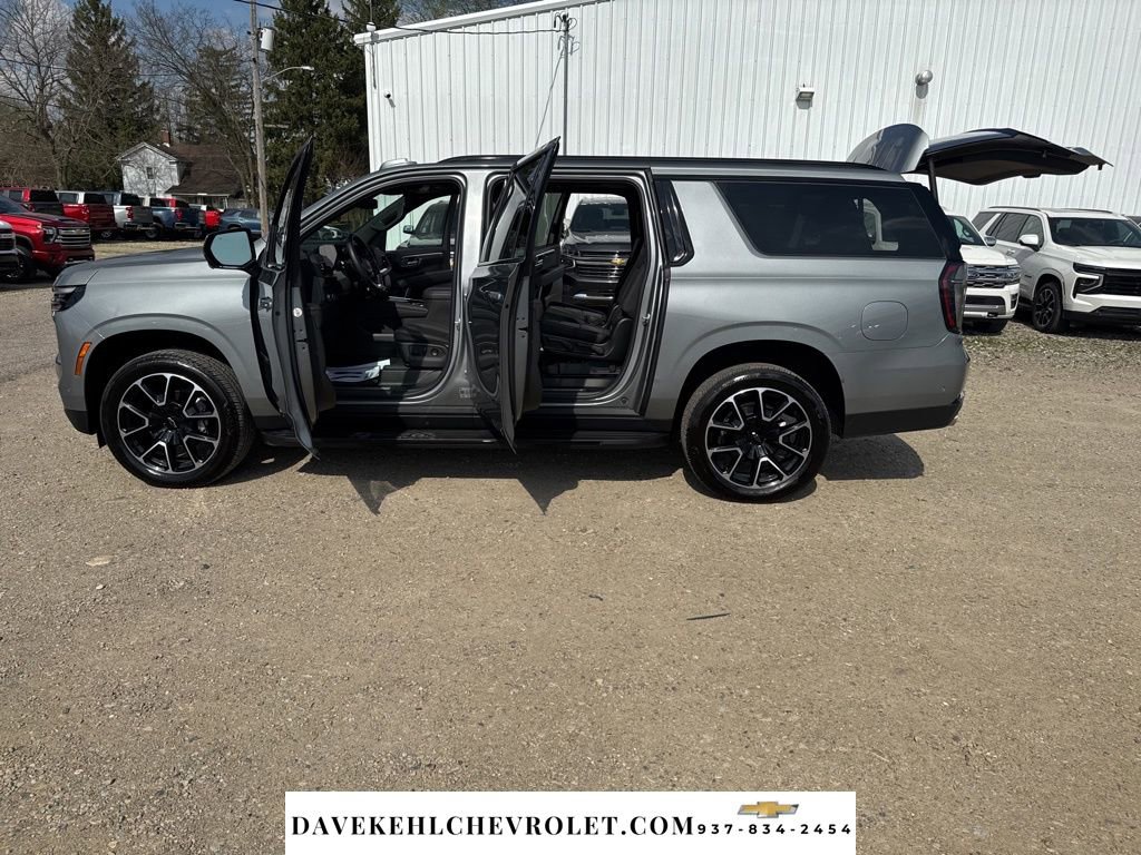 Used 2025 Chevrolet Suburban RST w/ Comfort Package image 30