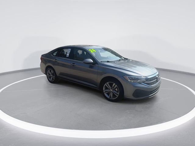 Used 2024 Volkswagen Jetta SE FWD image 2