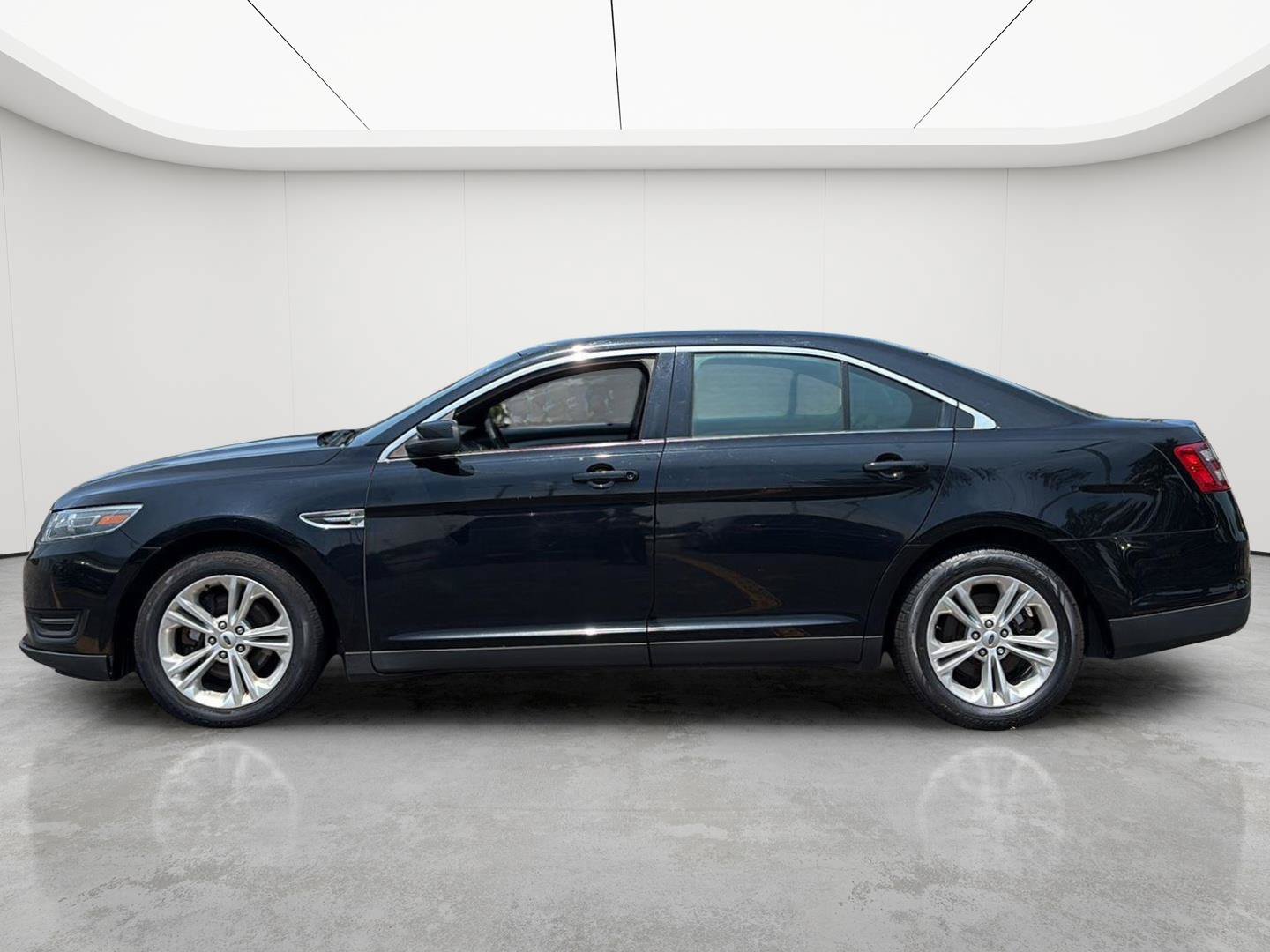 Used 2016 Ford Taurus SEL FWD image 4
