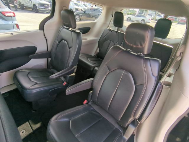 Used 2019 Chrysler Pacifica Touring-L FWD image 14
