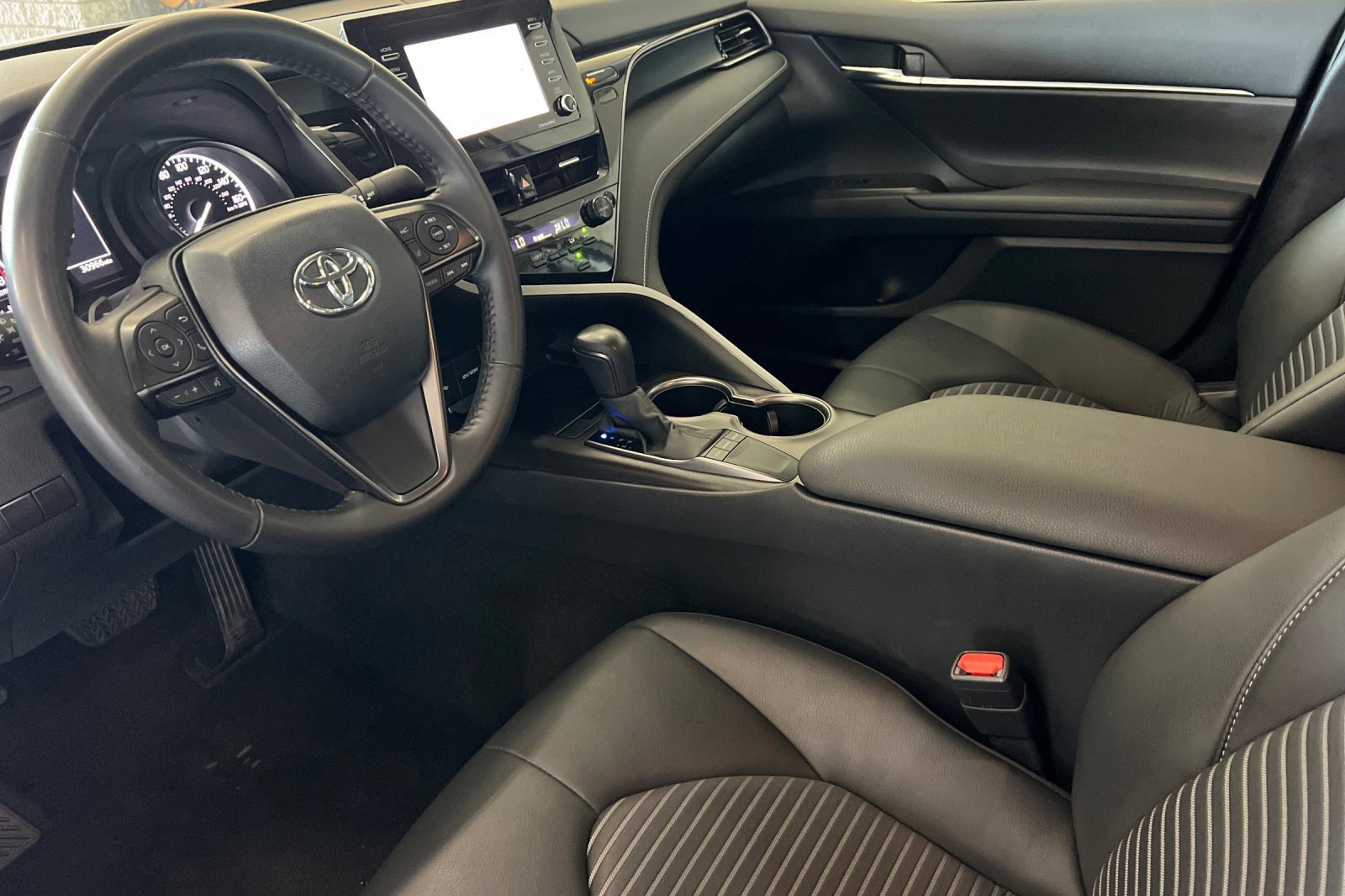 Used 2024 Toyota Camry SE image 10