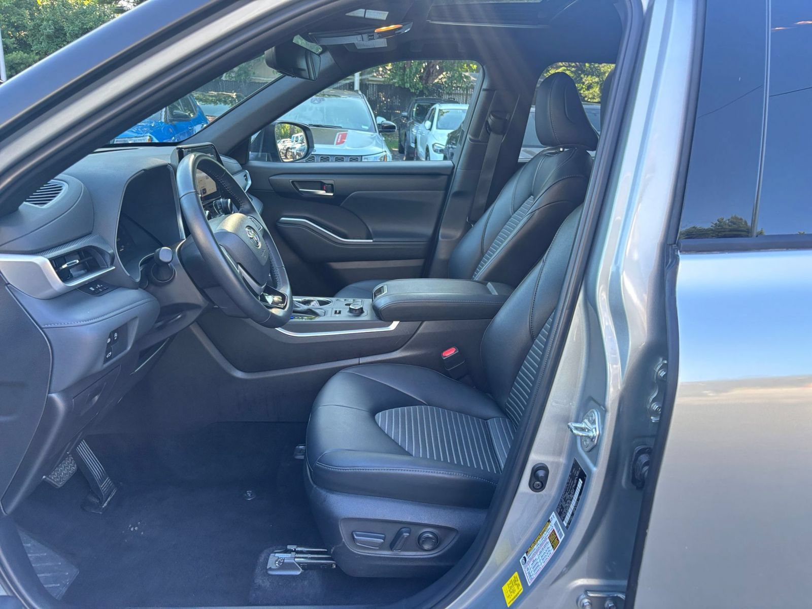 Used 2025 Toyota Highlander XSE AWD/4WD image 28