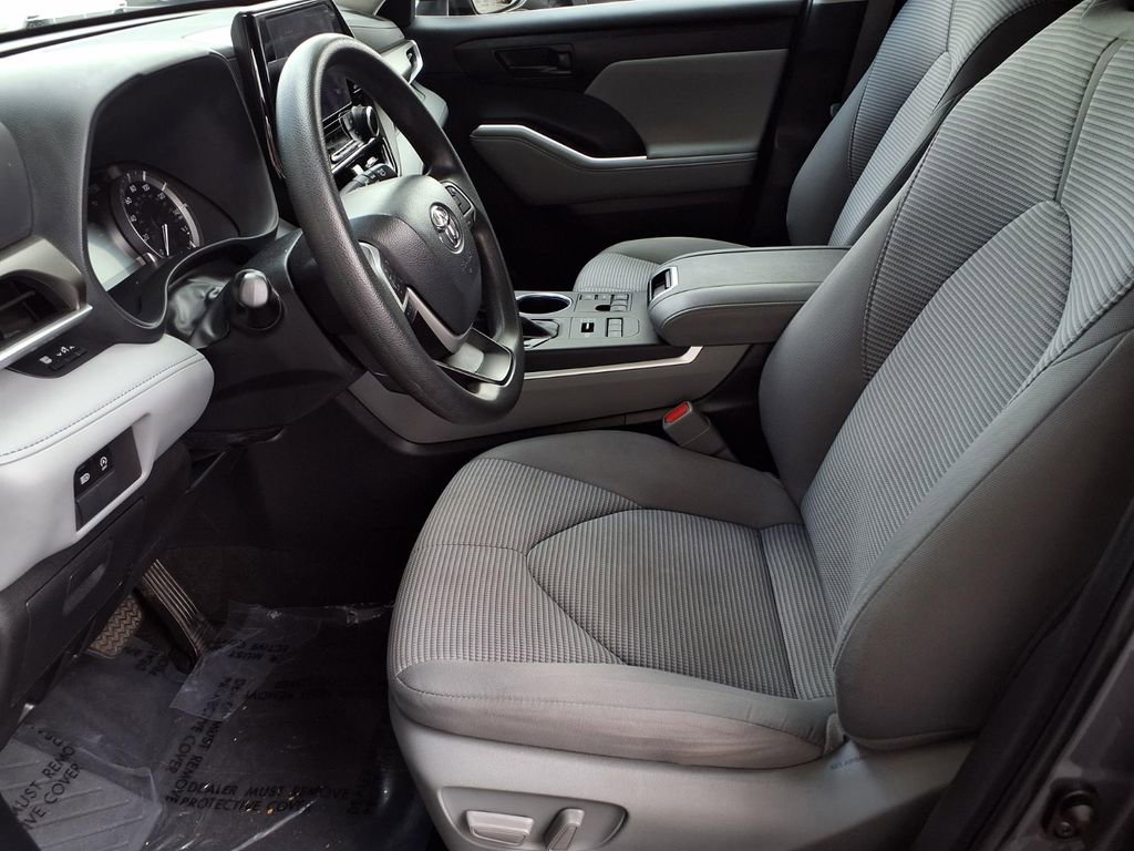 Used 2023 Toyota Highlander L image 16