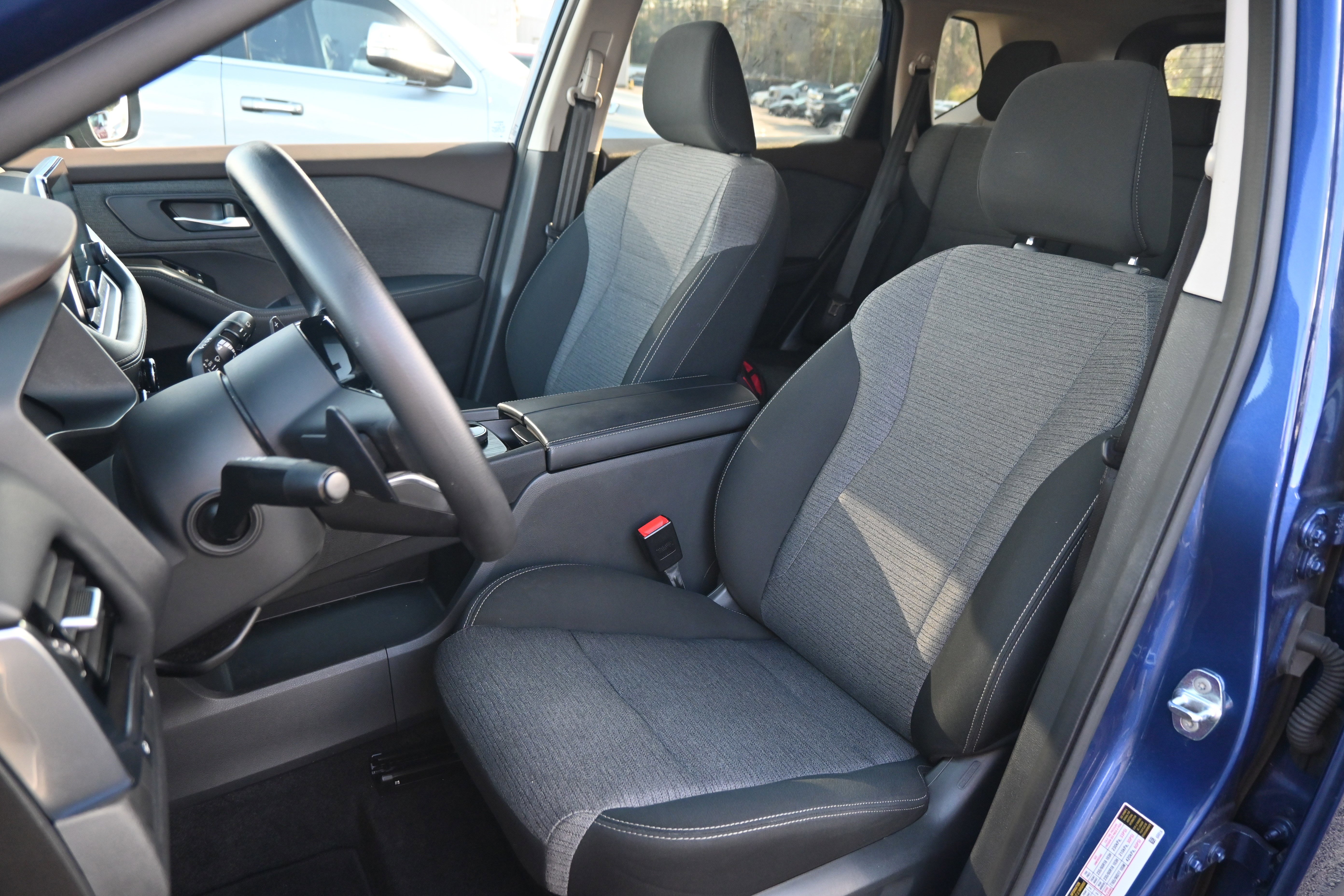 Used 2023 Nissan Rogue SV image 7