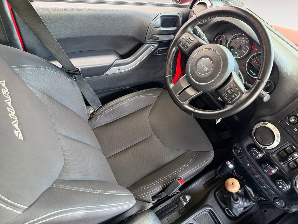 Used 2016 Jeep Wrangler Unlimited Sahara w/ Connectivity Group AWD/4WD image 15