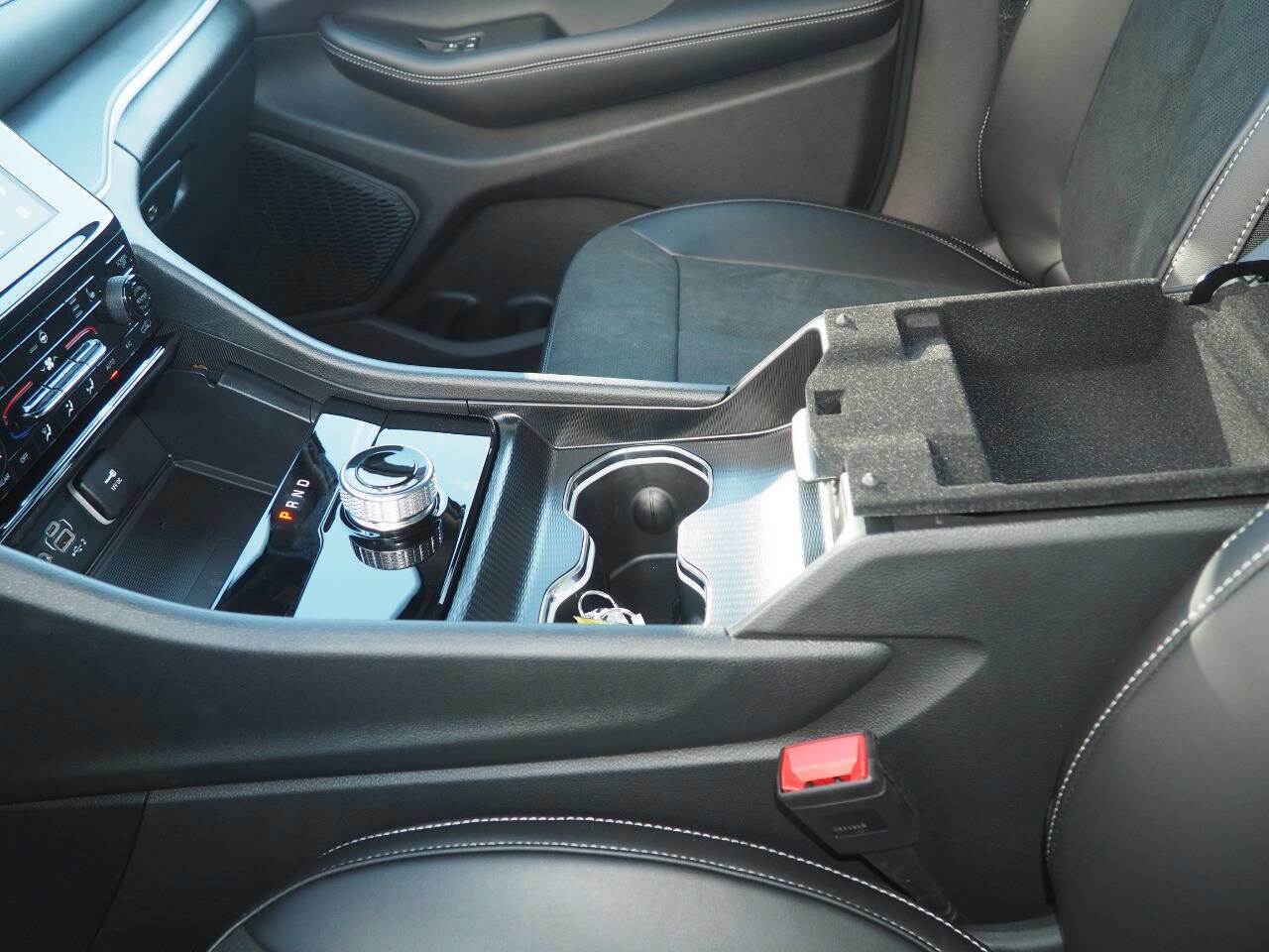 New 2025 Jeep Grand Cherokee Altitude image 23