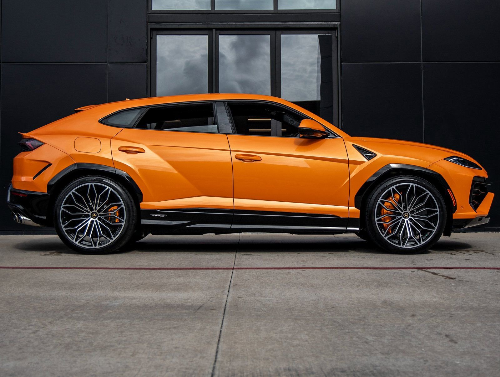 Used 2025 Lamborghini Urus SE image 10