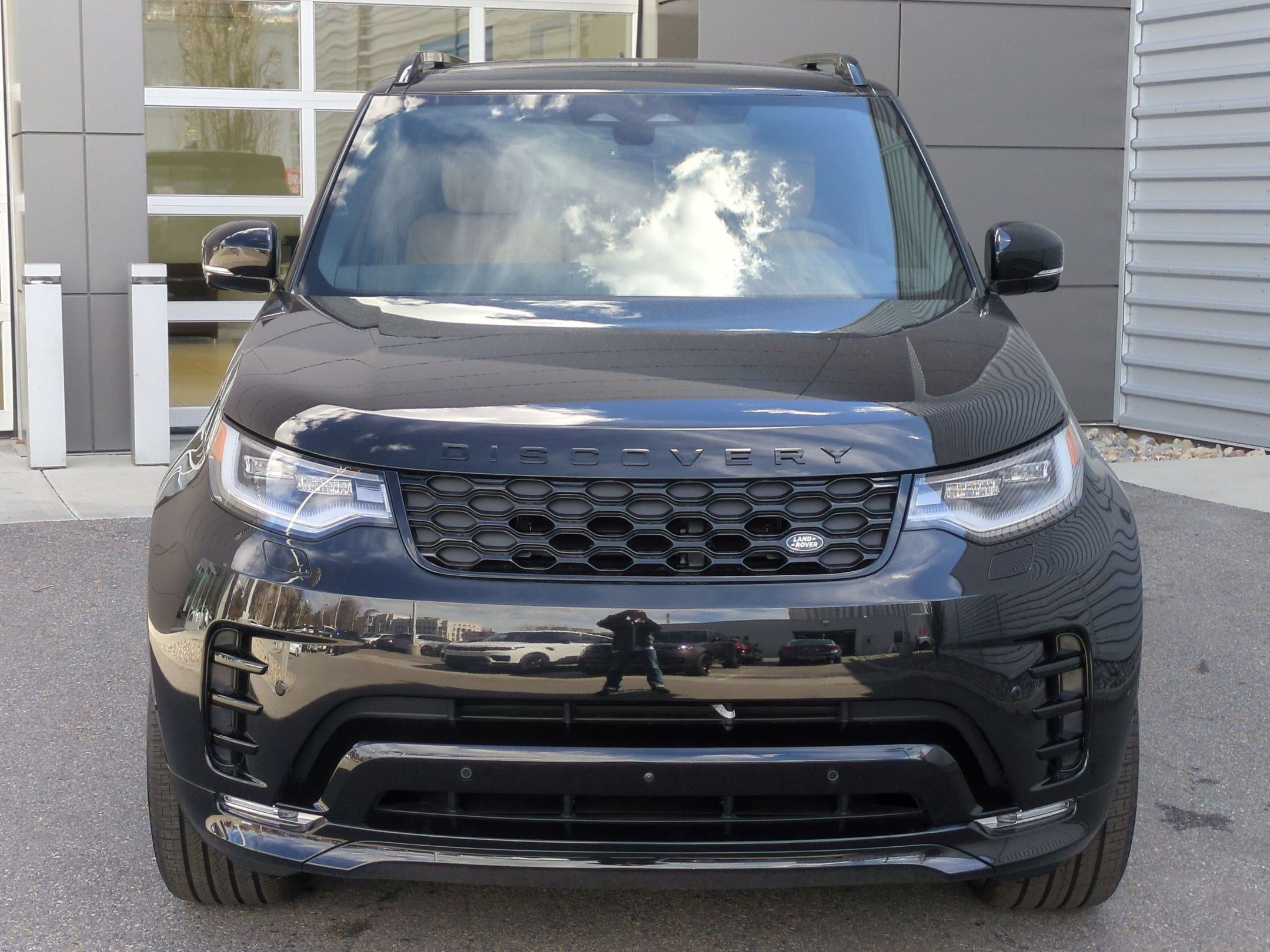 New 2026 Land Rover Discovery Dynamic SE image 2