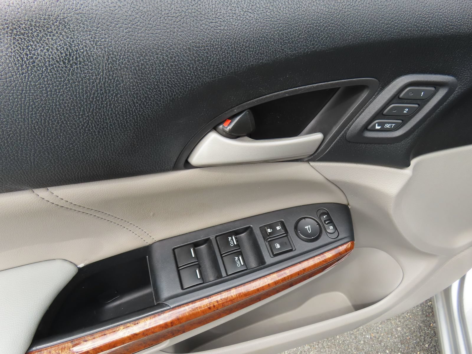 Used 2011 Honda Accord EX-L image 12