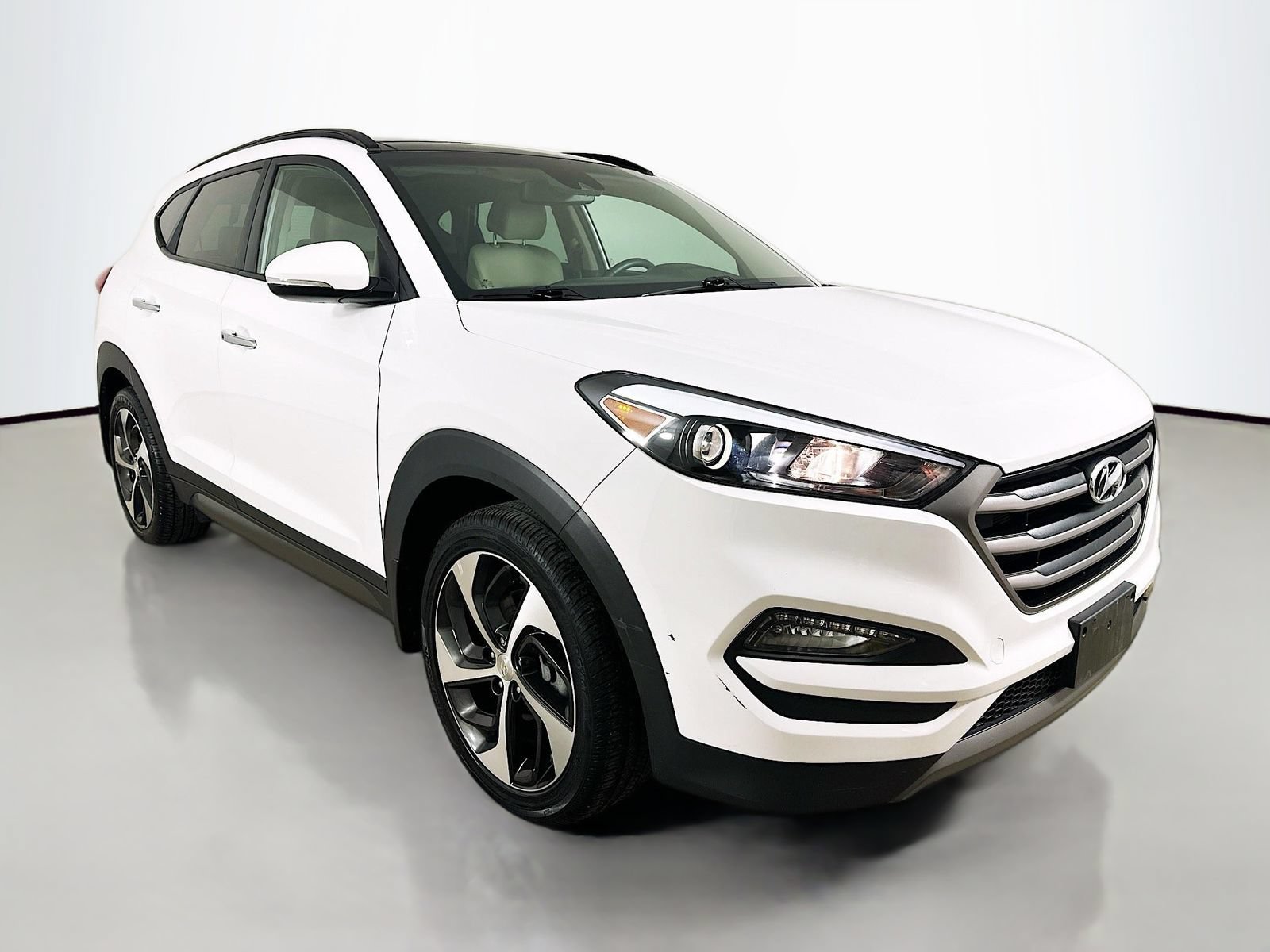 Used 2016 Hyundai Tucson Limited w/ Option Group 03 FWD image 3