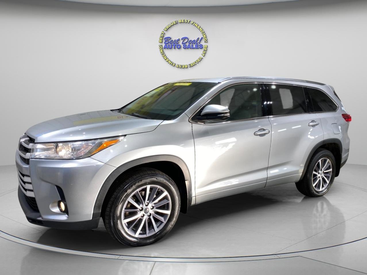 Used 2017 Toyota Highlander XLE image 2