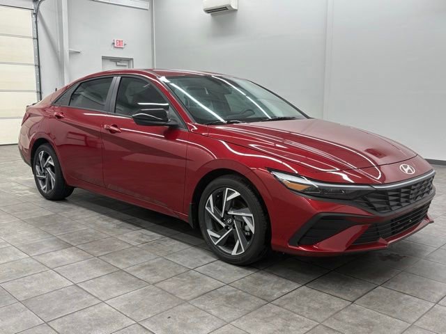 Used 2025 Hyundai Elantra Sport FWD image 1