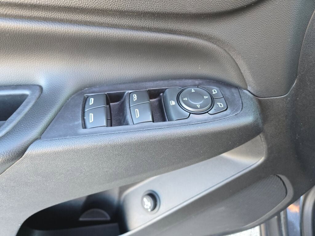 Used 2018 Chevrolet Equinox LT image 22