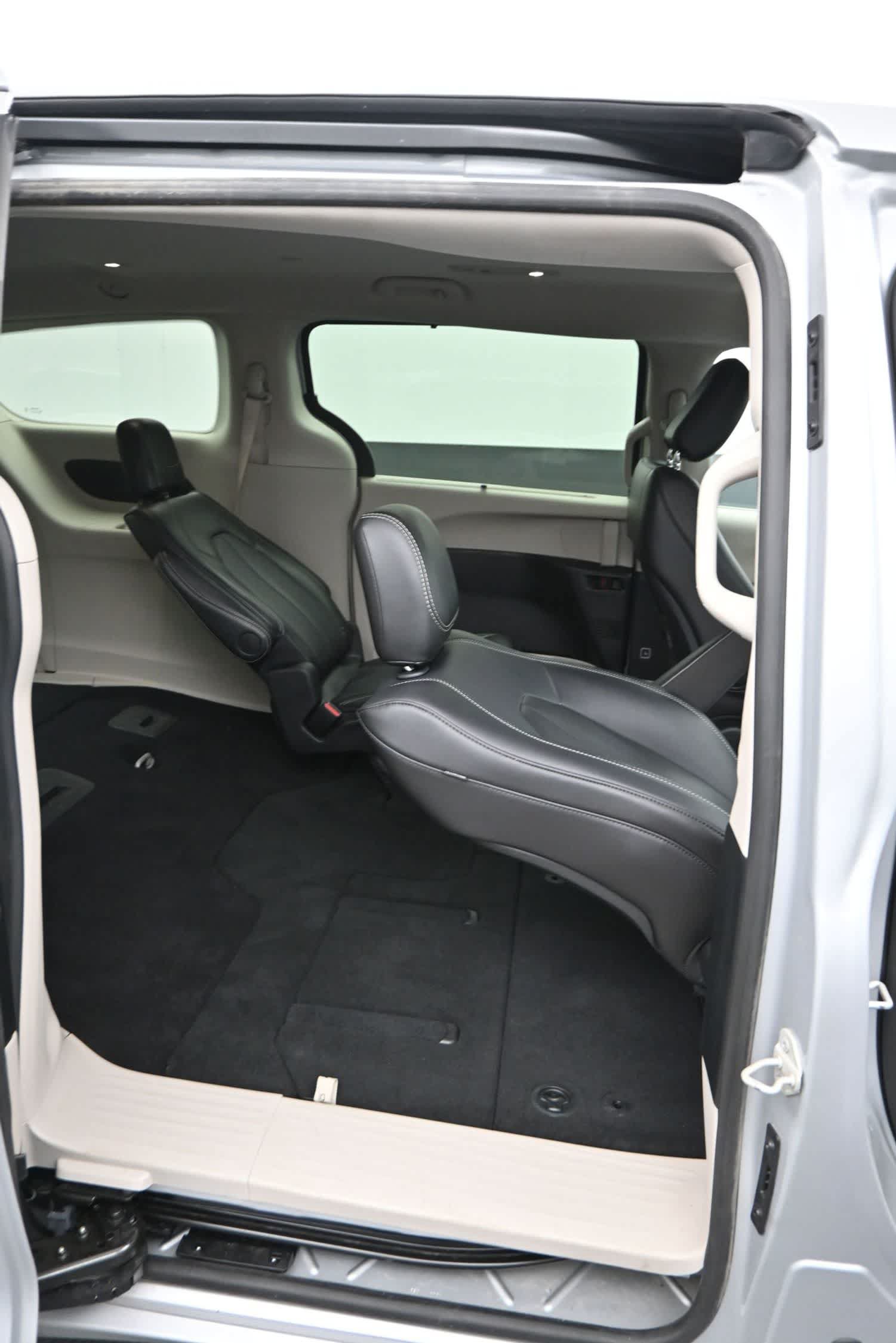 Used 2024 Chrysler Pacifica Touring-L FWD image 12