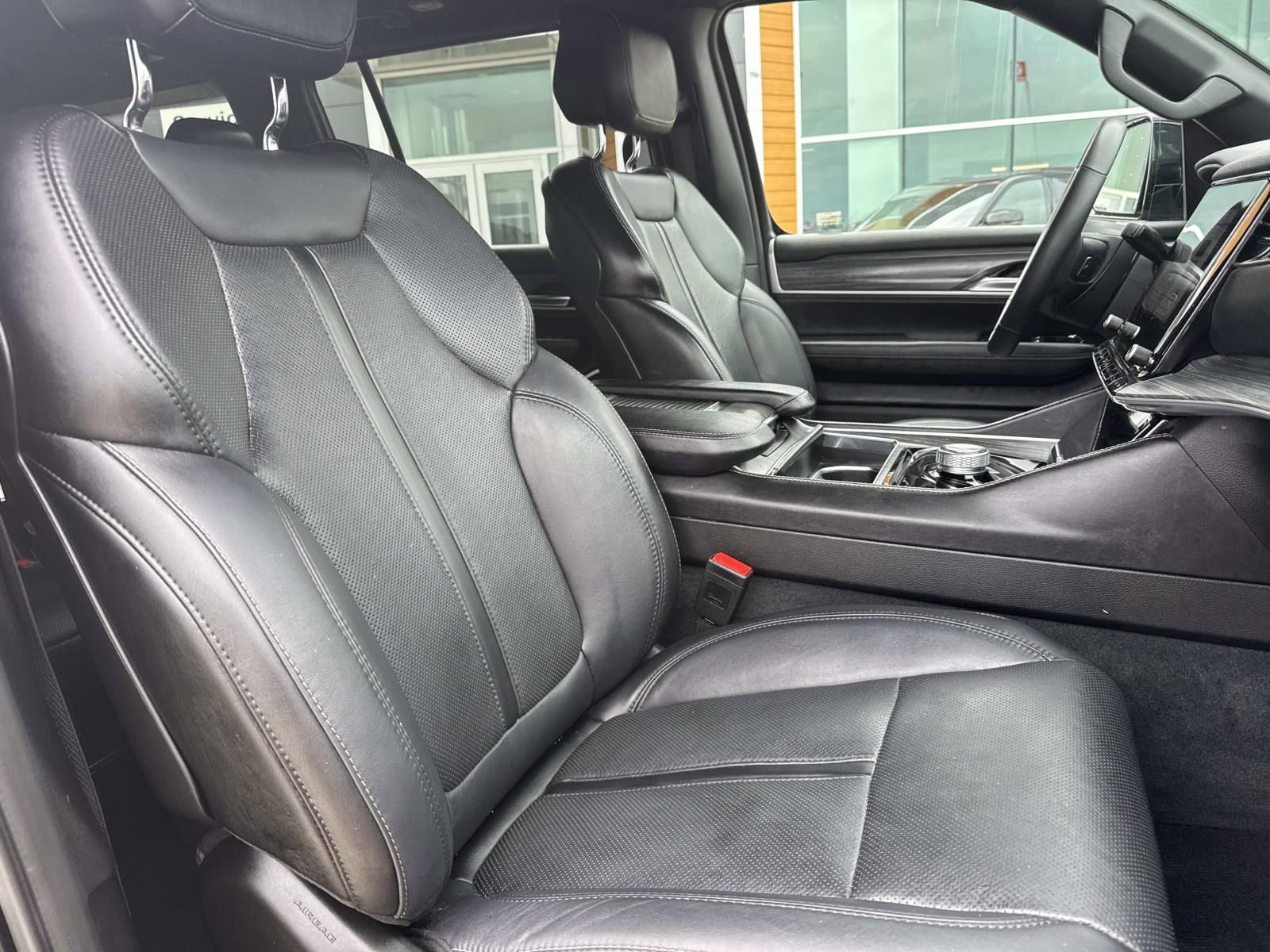 Used 2024 Jeep Wagoneer L Series II image 12