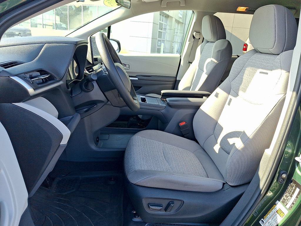 Used 2024 Toyota Sienna LE FWD image 17