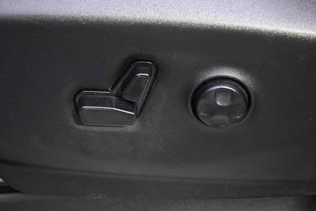 Used 2023 Chrysler Voyager LX FWD image 12