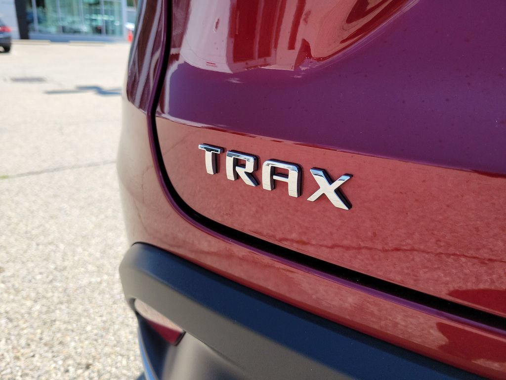 Used 2025 Chevrolet Trax LT FWD image 7