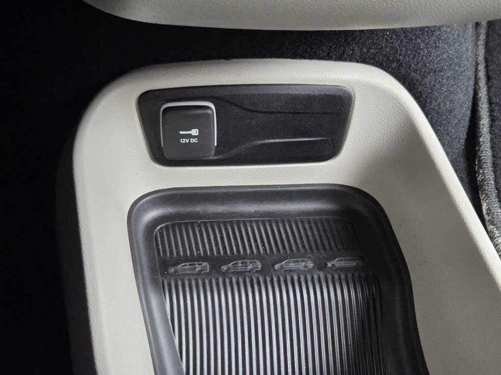 Certified 2021 Chrysler Voyager L image 10