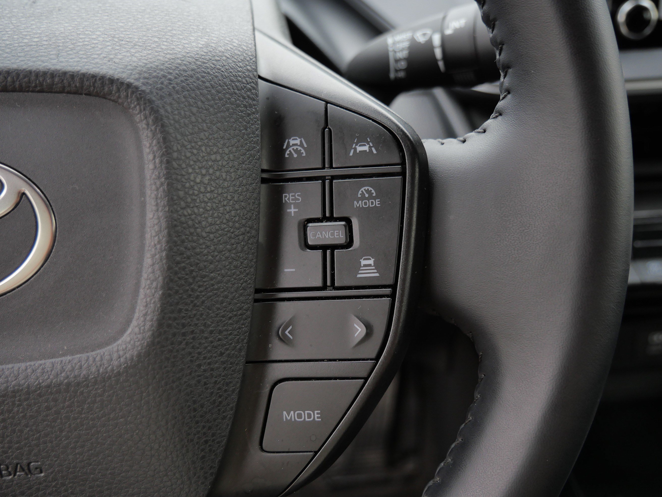 Certified 2025 Toyota Prius LE FWD image 29
