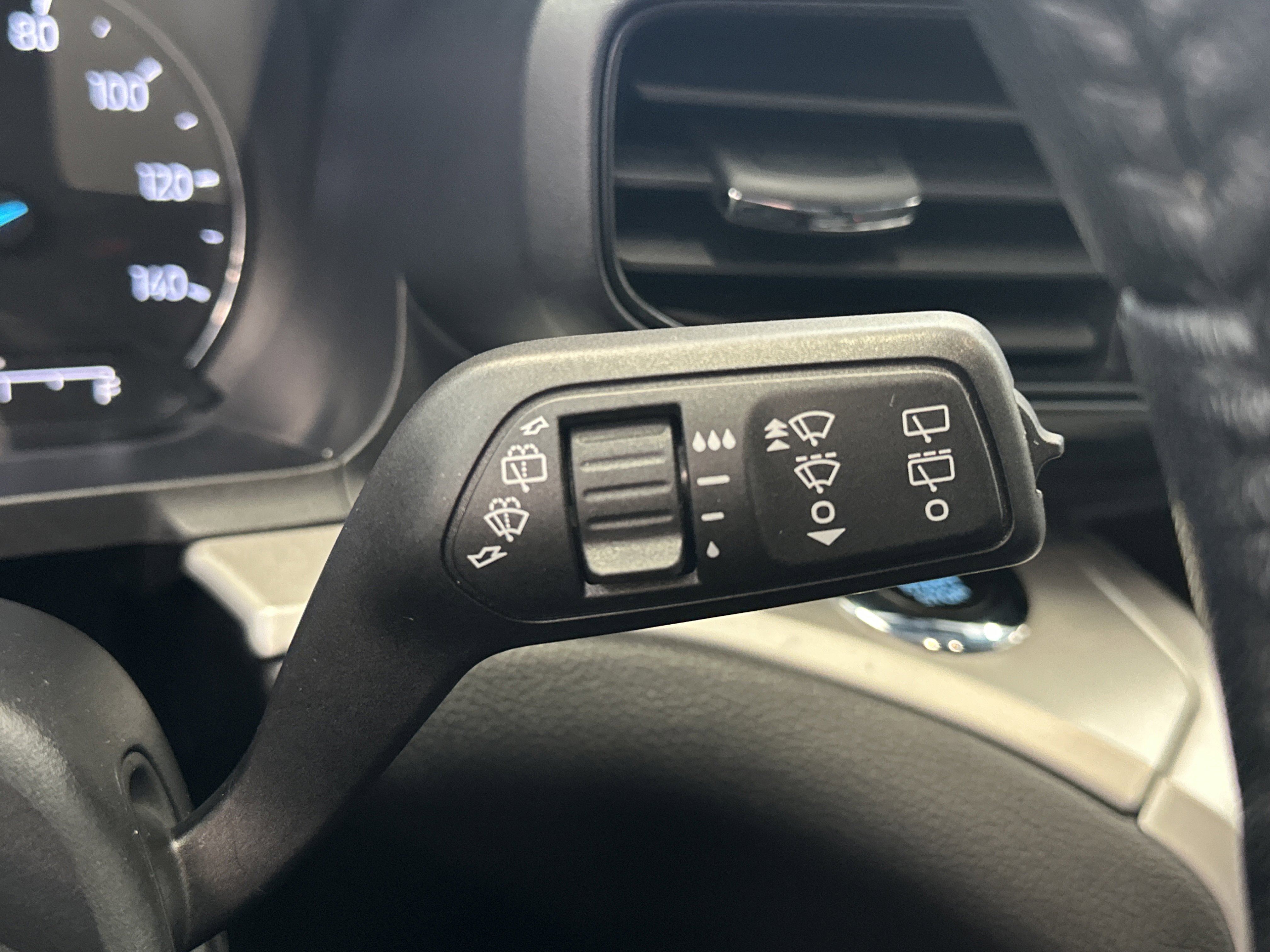 Used 2020 Ford Explorer XLT image 38