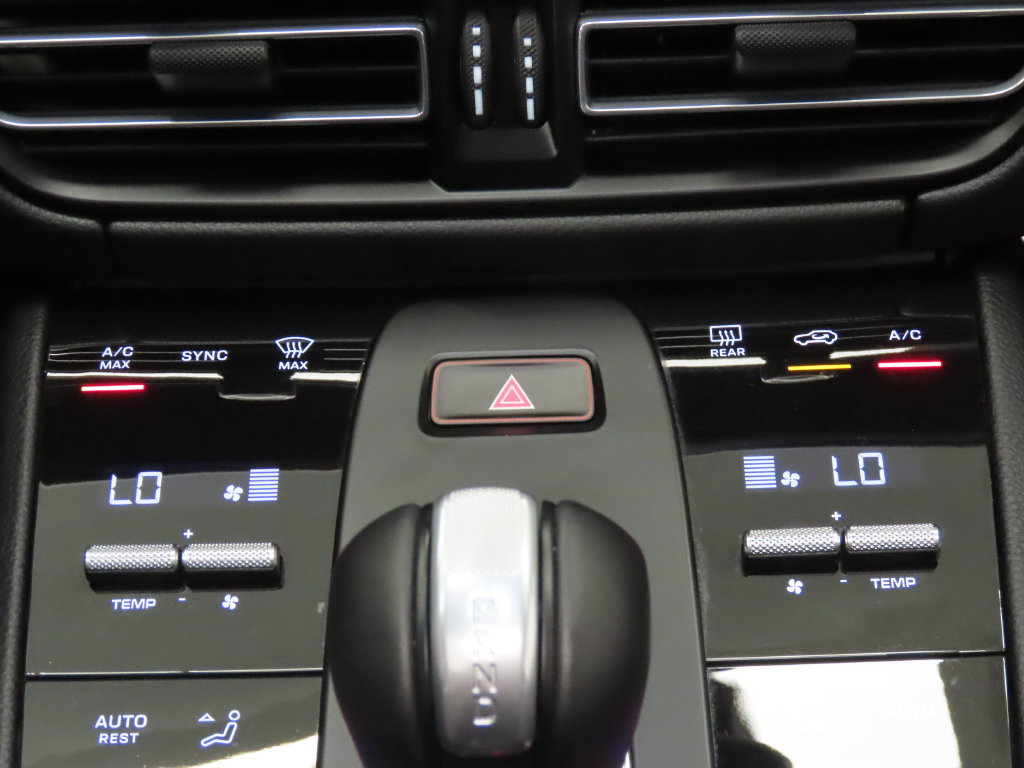Certified 2026 Porsche Macan AWD/4WD image 26