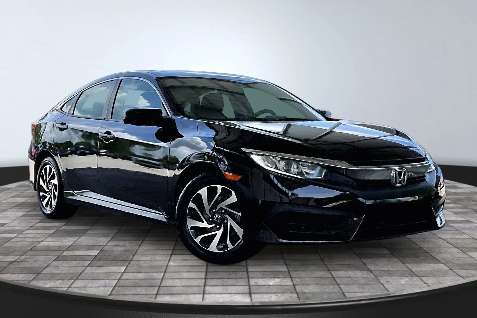 Used 2018 Honda Civic EX image 3