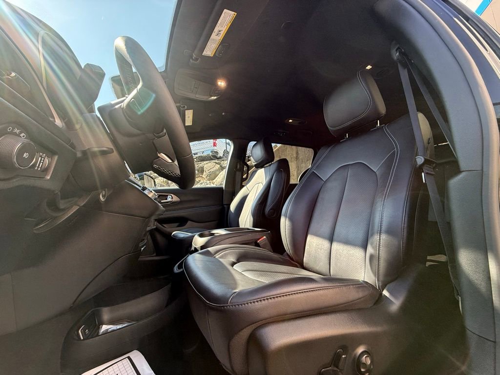 Used 2026 Chrysler Pacifica Select image 14