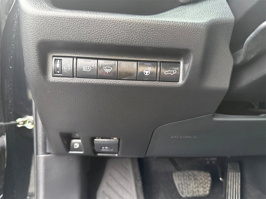 Used 2022 Toyota RAV4 SE image 25