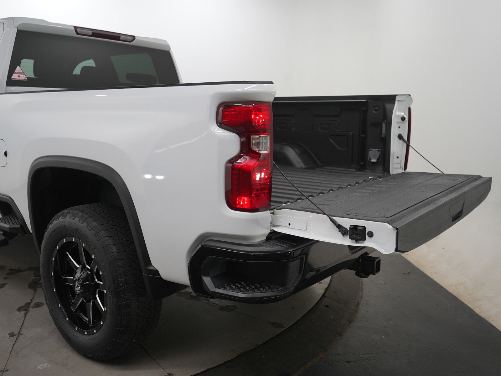 Used 2022 Chevrolet Silverado 2500 Custom w/ Custom Value Package AWD/4WD image 9