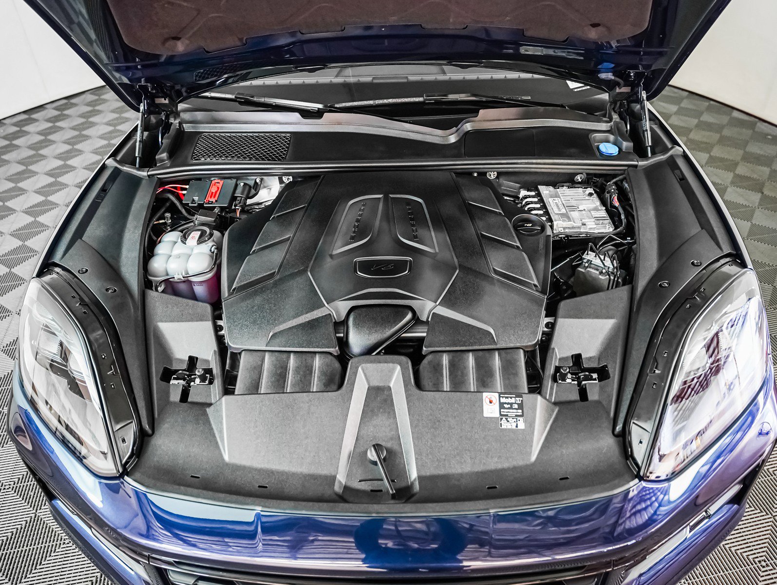 Used 2025 Porsche Cayenne Coupe image 12