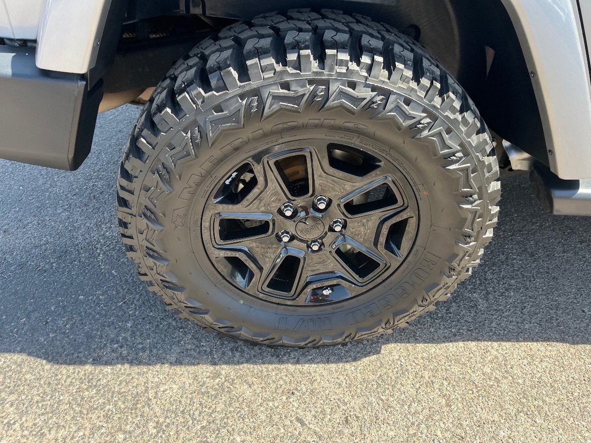 Used 2018 Jeep Wrangler Unlimited Sahara w/ Connectivity Group AWD/4WD image 40