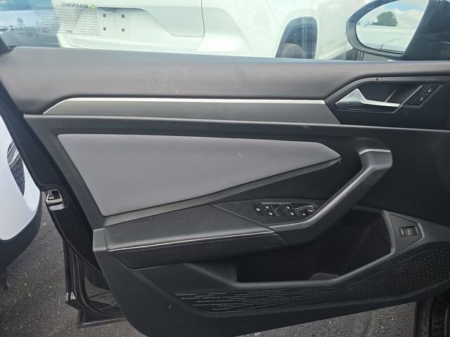 Used 2025 Volkswagen Jetta SE FWD image 16