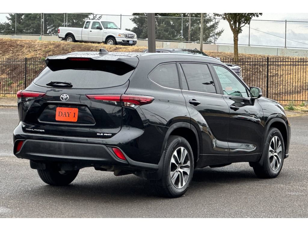 Used 2024 Toyota Highlander XLE image 5