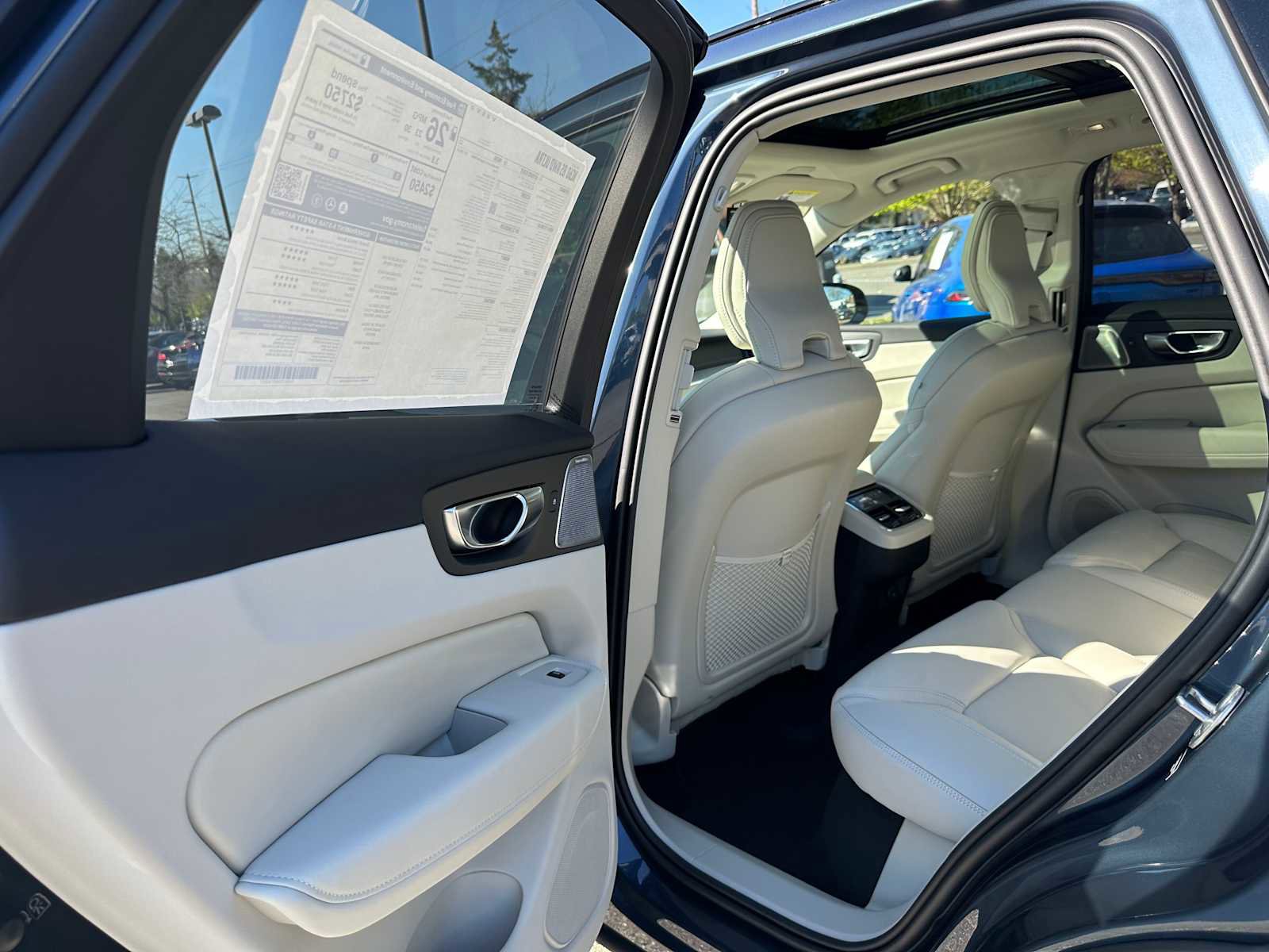 New 2025 Volvo XC60 B5 Ultra w/ Protection Package Premier image 16