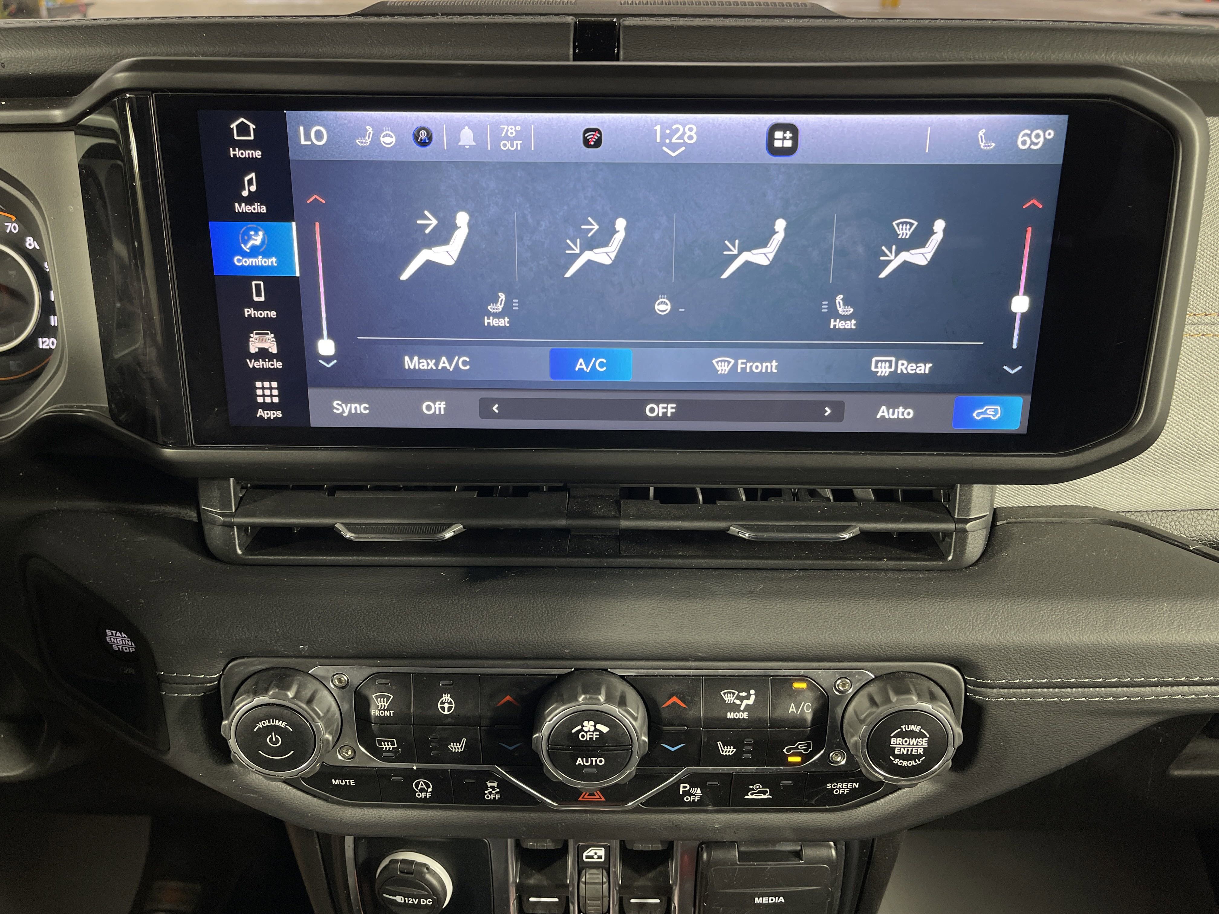 Used 2024 Jeep Wrangler Sahara w/ Safety Group image 23