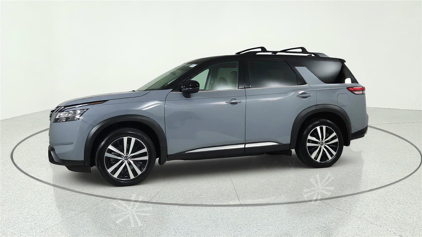 Used 2024 Nissan Pathfinder Platinum FWD image 2