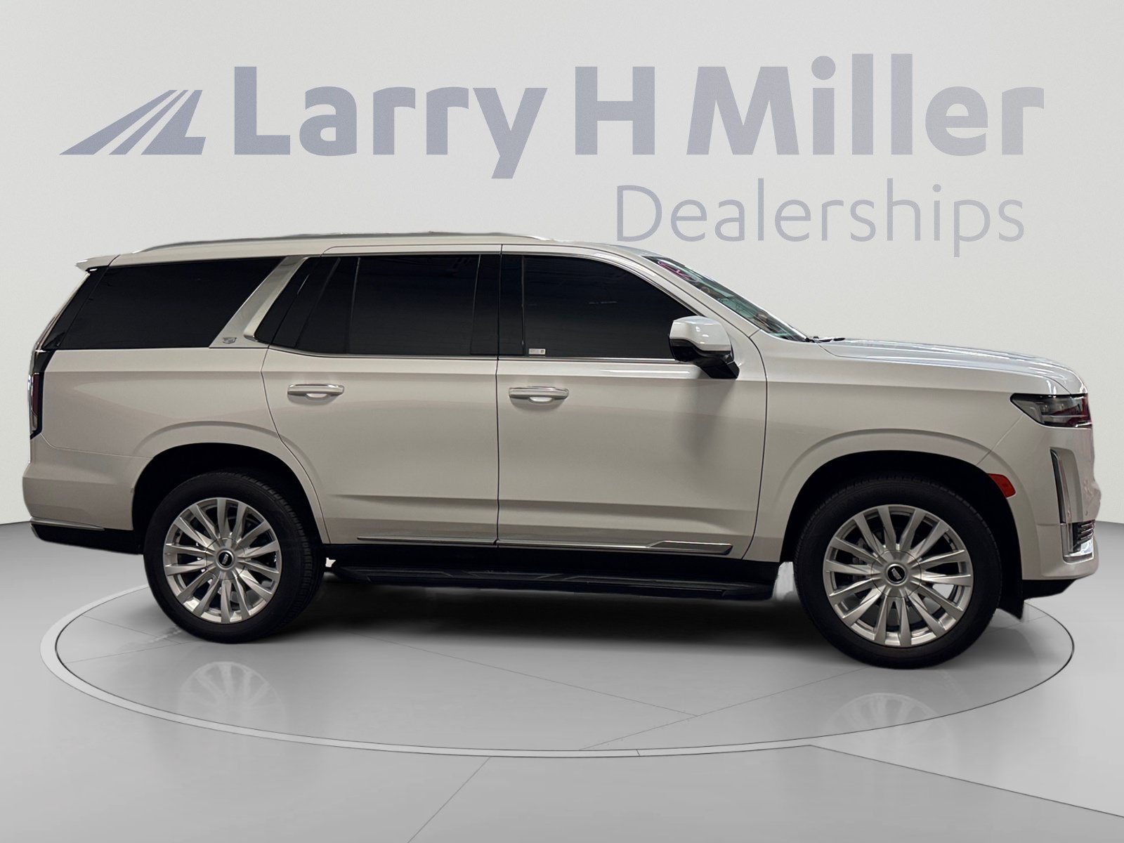 Used 2024 Cadillac Escalade Luxury AWD/4WD image 6